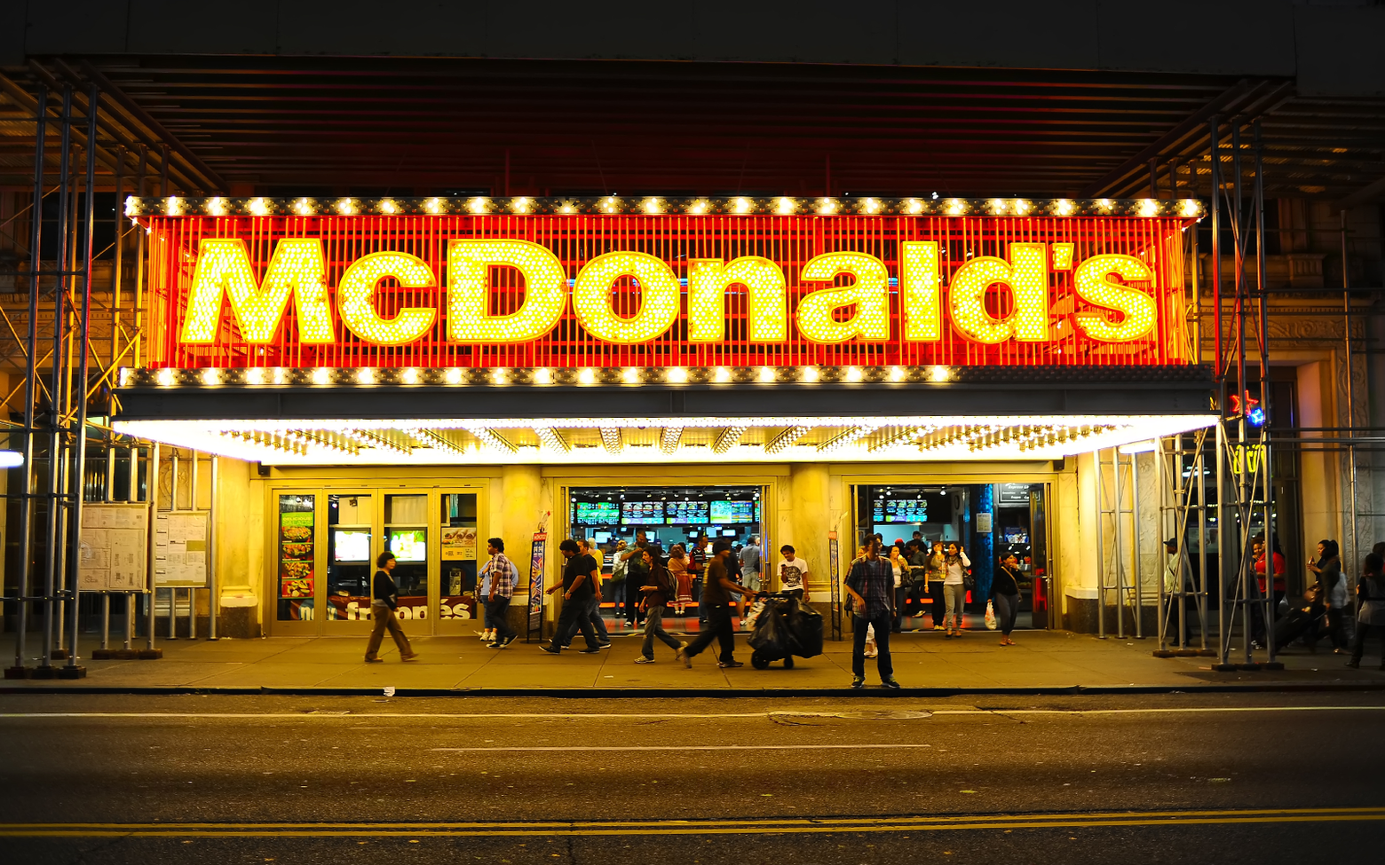 Работник «Макдоналдс» в США будет получать больше 97% россиян