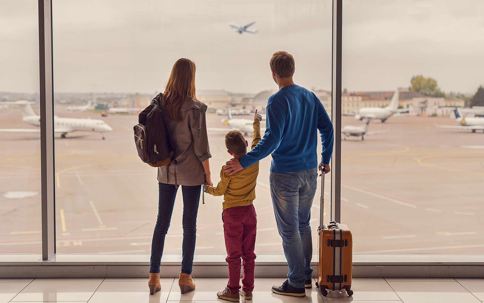 Семья с чемоданами в аэропорту