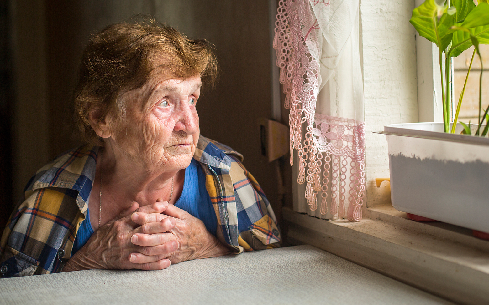 Дома старой женщины. Бабушка и внучка. Одинокие пожилые люди. Грустная бабуля. Бабушки в России.