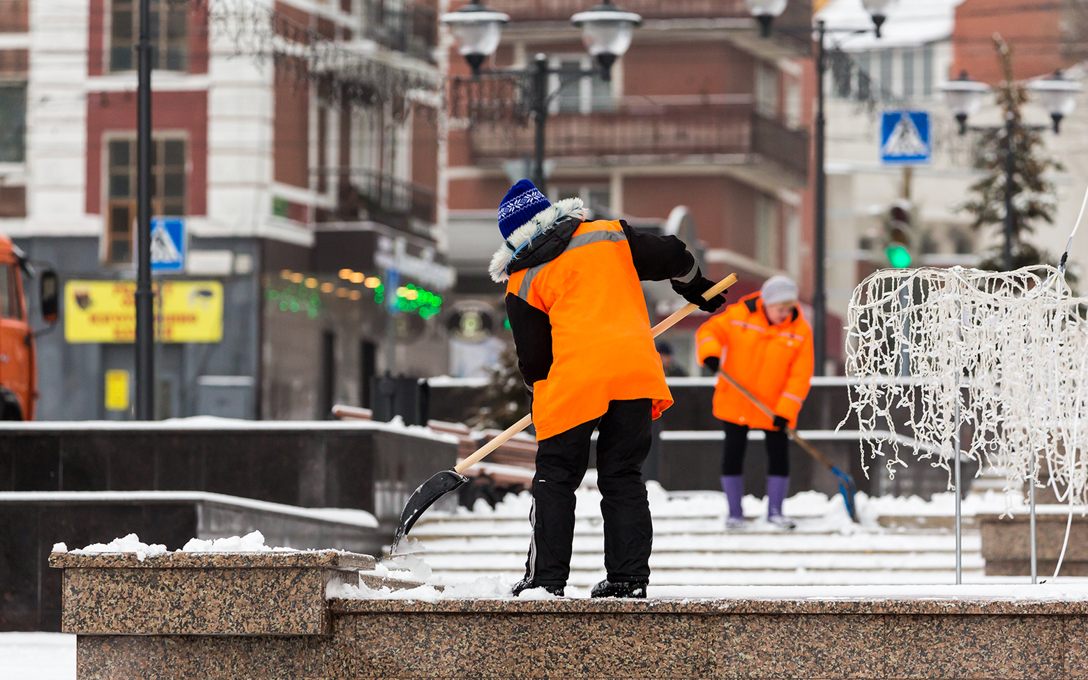 Петербуржцам предложили убрать снег и заработать