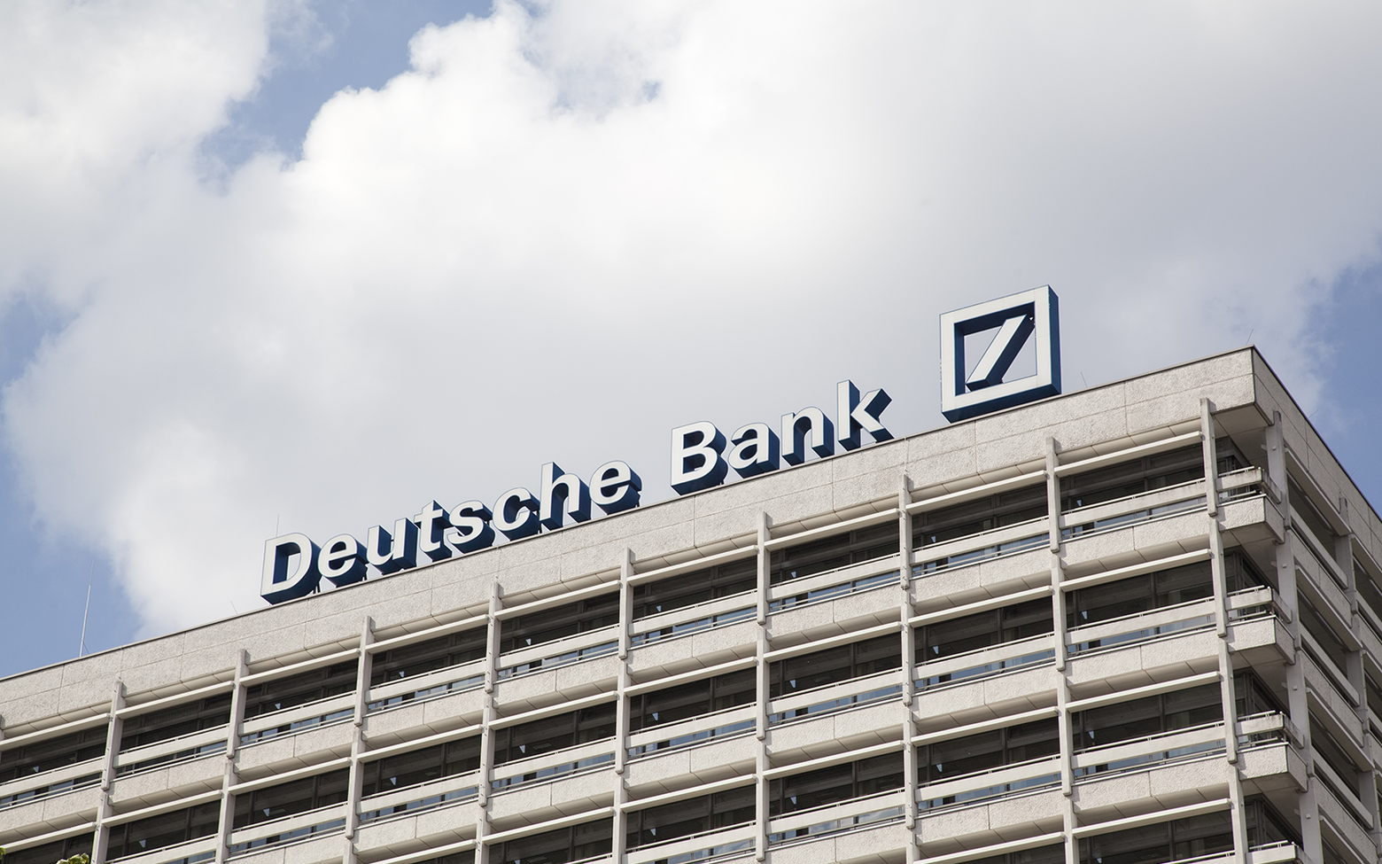 Deutsche Bank вывез сотни айтишников из России в Германию