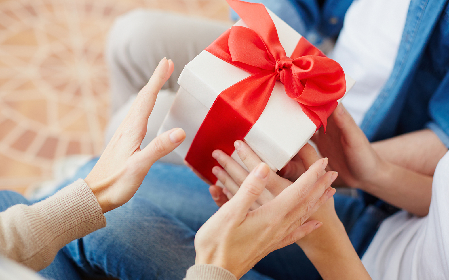 Get gifts. Подарок в руках. Человек дарит подарок. Вручает подарок. Вручение подарка.