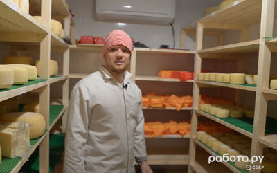 Видеоинтервью: Мы сбежали из города и открыли семейную сыроварню
